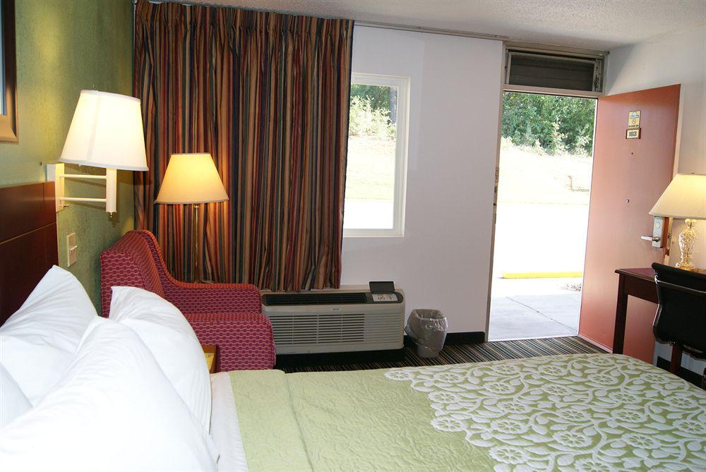 Days Inn By Wyndham Shelby Exterior foto